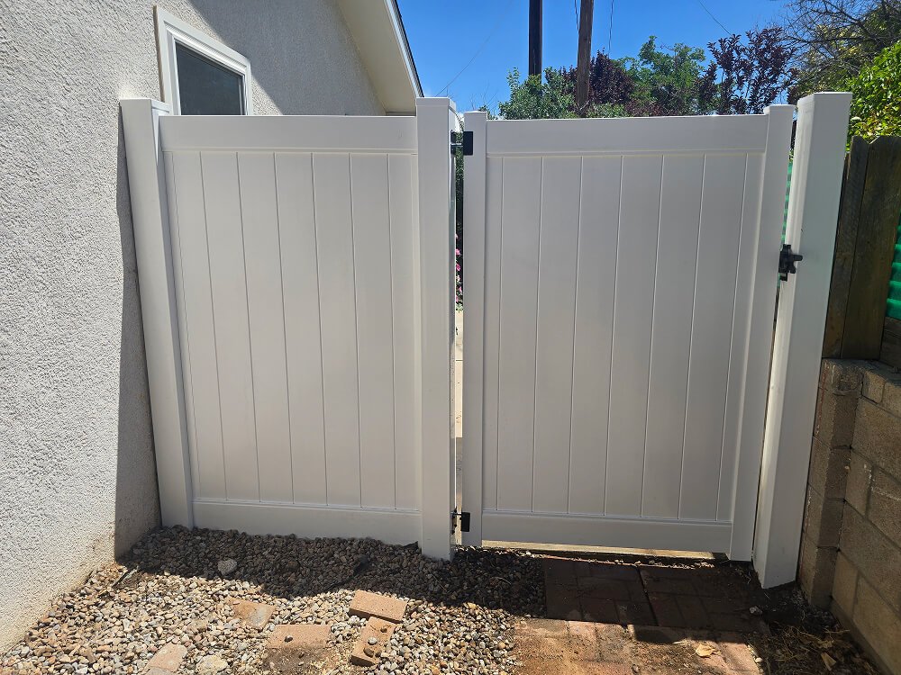 Single door vinyl walkway gate in Albuquerque NM