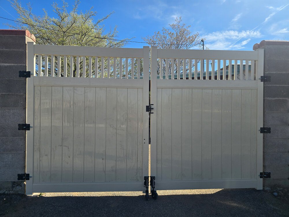 White double vinyl gate in Albuquerque NM