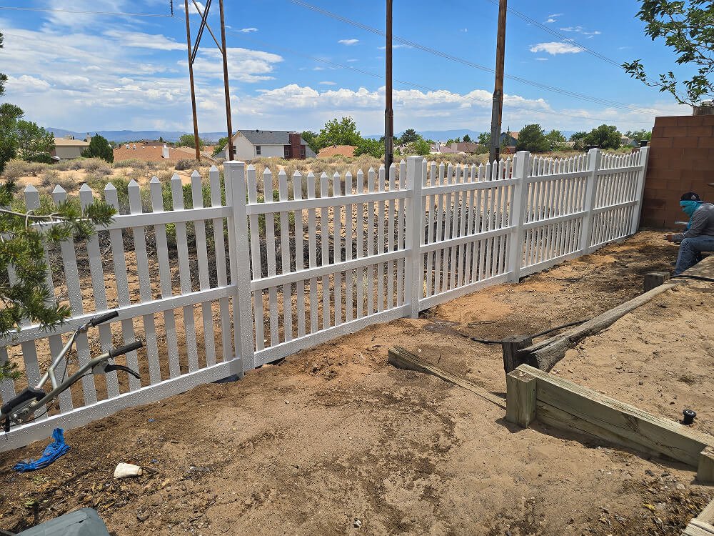 Vinyl picket fence in Albuquerque NM